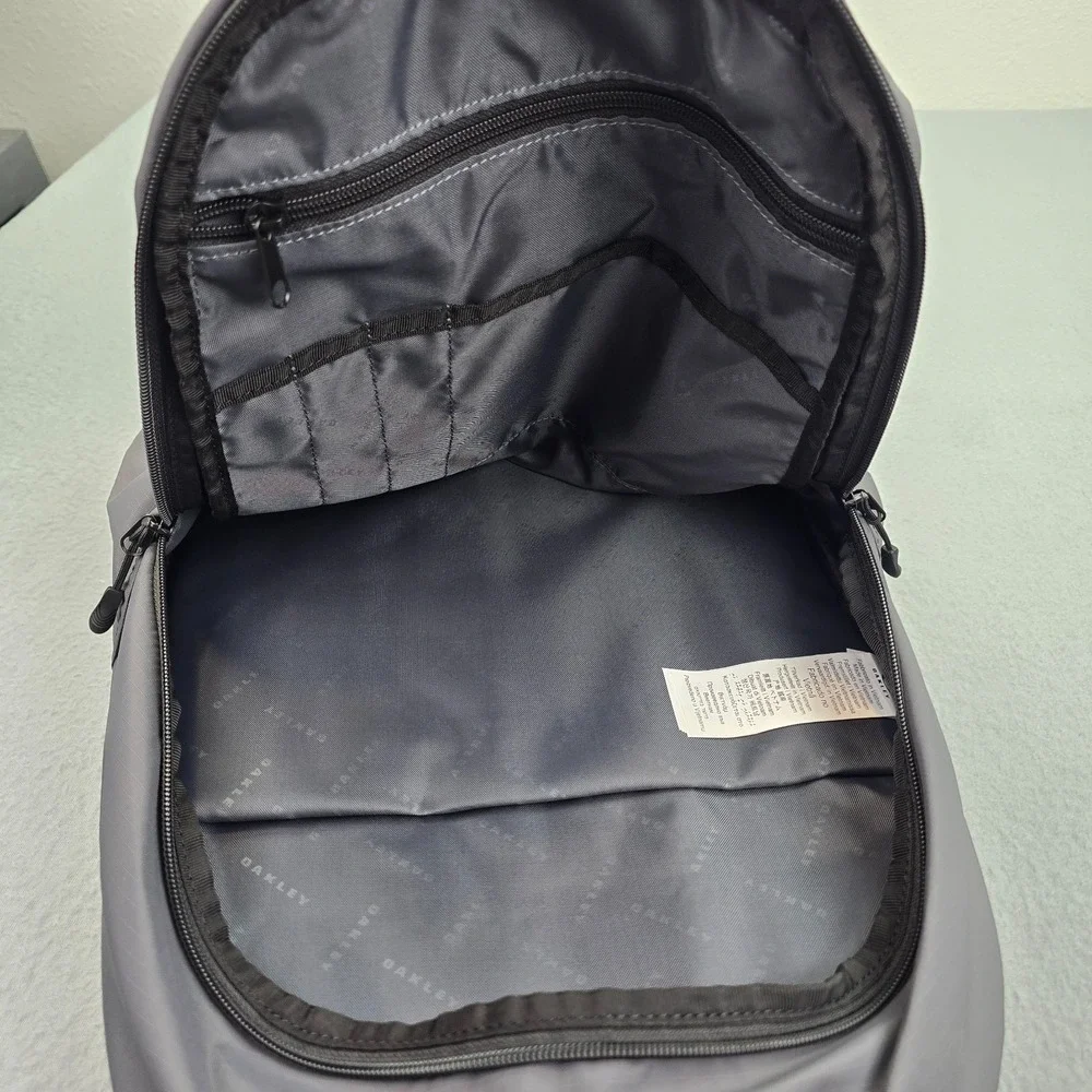 Oakley Sport Backpack 22L Unisex Forged Iron Zipper Water Repellent FOS901243